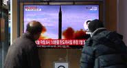 Coreanos observando o lançamento de um míssil em 5 de janeiro de 2022 - Getty Images