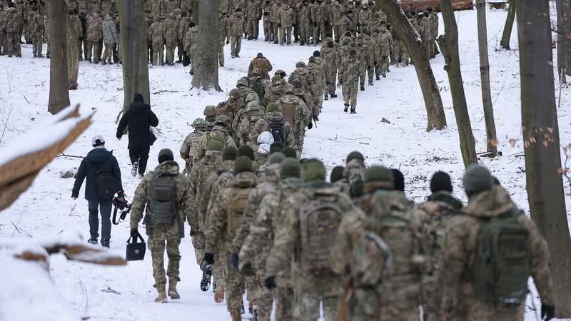 Voluntários civis ucranianos em treinamento do Exército da Ucrânia