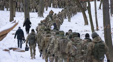 Voluntários civis ucranianos em treinamento do Exército da Ucrânia - Getty Images