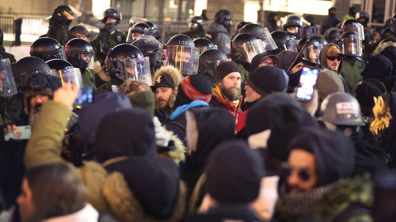 Policia em ação contra manifestantes antivacina - Getty Images