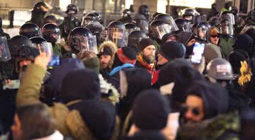 Policia em ação contra manifestantes antivacina - Getty Images