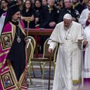 Papa Francisco andando com a ajuda de uma bengala - Getty Images