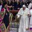 Papa Francisco andando com a ajuda de uma bengala