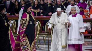 Papa Francisco andando com a ajuda de uma bengala - Getty Images