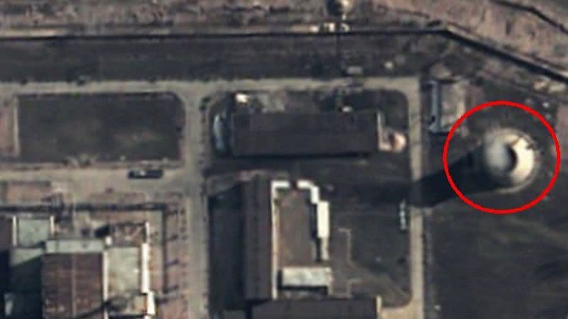 Imagem aérea do reator nuclear (circulado em vermelho) de Yongbyon - Getty Images
