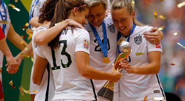Jogadoras americanas celebrando a conquista do mundial de 2015 - Getty Images