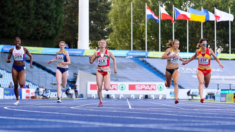 A atleta de Belarus Krystsina Tsimanouskaya (cent.) de vermelho - Getty Images