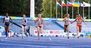 A atleta de Belarus Krystsina Tsimanouskaya (cent.) de vermelho - Getty Images