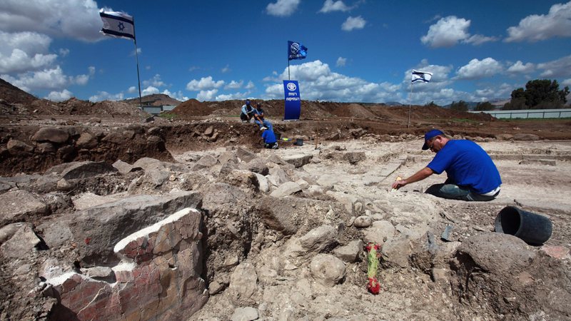 Arqueólogos durante escavação