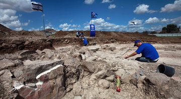 Arqueólogos durante escavação - Getty Images