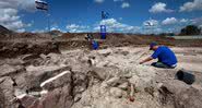 Arqueólogos durante escavação - Getty Images