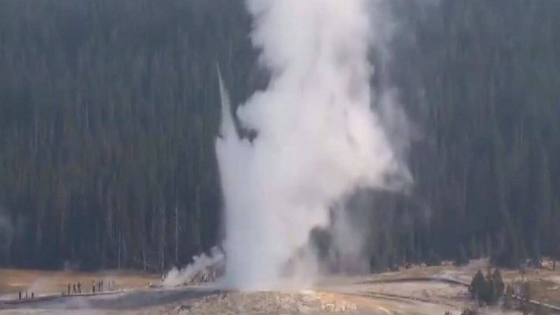 Momento em que o gêiser entrou em erupção - Parque Nacional de Yellowstone
