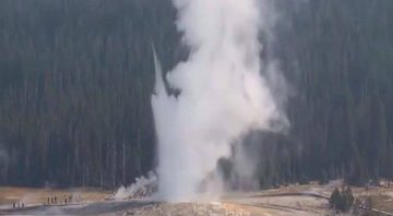 Momento em que o gêiser entrou em erupção - Parque Nacional de Yellowstone
