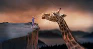Um menino encontra uma girafa gigante - Imagem de 4144132 por Pixabay