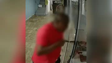 Homem registrado por câmeras de segurança - Divulgação / TV Globo