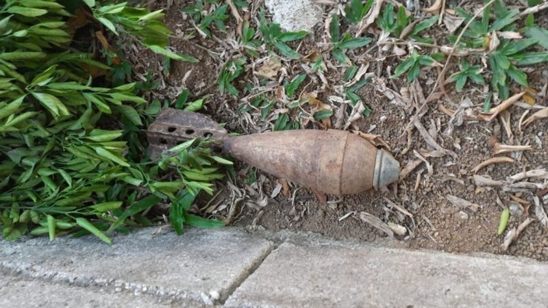 Fotografia registra a granada de morteiro encontrada no jardim - Guarda Civil Metropolitana de Mogi das Cruzes