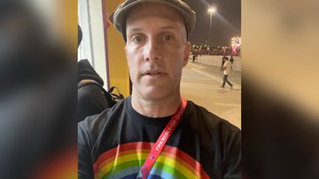 Grant Wahl com camiseta contendo arco-íris, barrada em estádio - Divulgação / Redes sociais