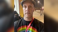Grant Wahl com camiseta contendo arco-íris, barrada em estádio - Divulgação / Redes sociais