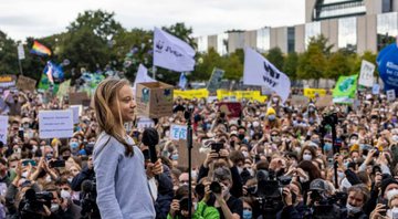 A jovem durante a manifestação - Getty Images