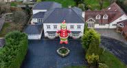 O boneco inflável de 10,6 metros do personagem Grinch virou atração no bairro da Inglaterra - Divulgação / Twitter