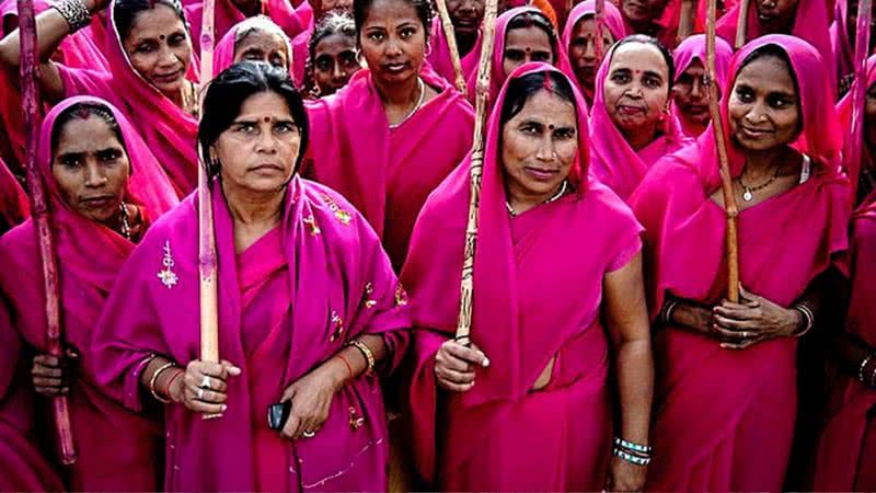 Mulheres do Gulabi Gang reunidas com Sampat ao centro - Divulgação /  Torstein Grude / Piraya Films