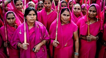 Mulheres do Gulabi Gang reunidas com Sampat ao centro - Divulgação /  Torstein Grude / Piraya Films