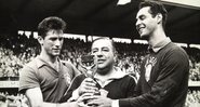 Gylmar dos Santos, Vicente Feola e Belini segurando a taça na Copa do Mundo de 1958 - Arquivo Nacional, Domínio público via Wikimedia Commons