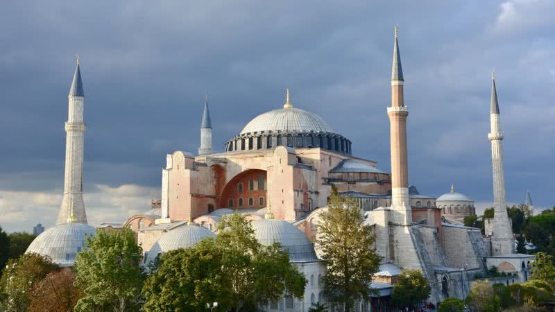 Fotografia em grande plano do monumento Hagia Sophia - Wikimedia Commons
