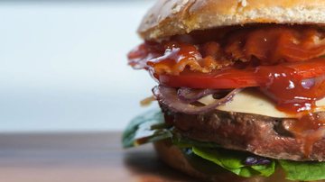 Imagem ilustra hambúrguer com ketchup - Foto de Mali Maeder pelo Pexels