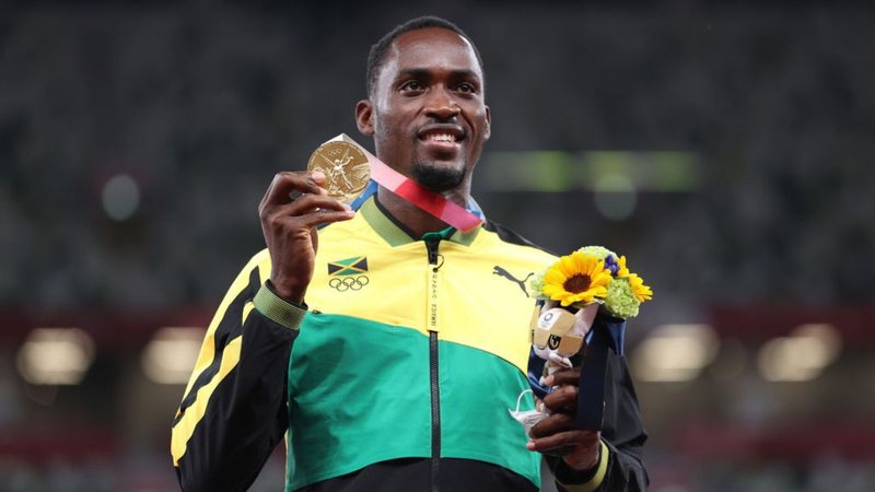 O atleta jamaicano Hansle Parchment com medalha de ouro no pódio - Getty Images