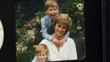 Imagem pessoal da princesa Diana com os filhos, Harry e William - Getty Images