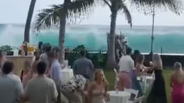 Convidados de casamento observam ondas gigantes na costa sul do Havaí - Divulgação/Youtube/Guardian News