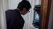 Akihiko Kondo interagindo com a esposa holográfica - Divulgação / YouTube / AFP Português