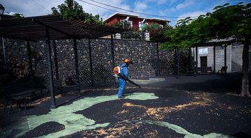 Homem limpando as ruas após erupção do Cumbre Vieja em outubro - Getty Images
