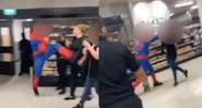 Trechos do vídeo dele atacando - Divulgação / YouTube / ITV London