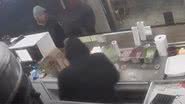 câmera de segurança registrando homem assaltando hamburgueria - Reprodução/Vídeo/UOL