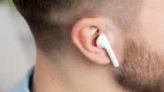 Imagem meramente ilustrativa de homem usando fone de ouvido - Divulgação/ Freepik/ Licença livre