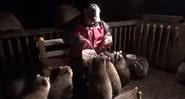 Jmaes Blackwood alimentando os animais - Divulgação/Youtube