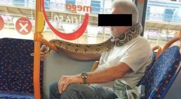 Homem com a cobra enrolada no pescoço dentro do ônibus - Divulgação/Twitter
