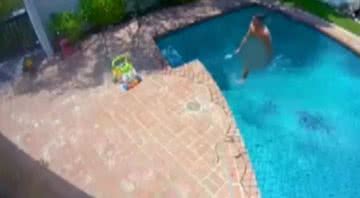 Paul nadando tranquilamente na piscina durante invasão - Divulgação / Vídeo / NBC