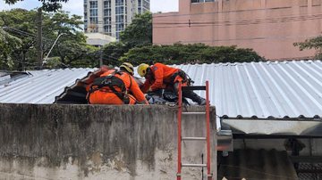 Bombeiros encontram corpo de suspeito de furto em telhado - Divulgação