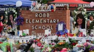 Homenagem em frente à escola em que aconteceu o atentado - Divulgação / BBC