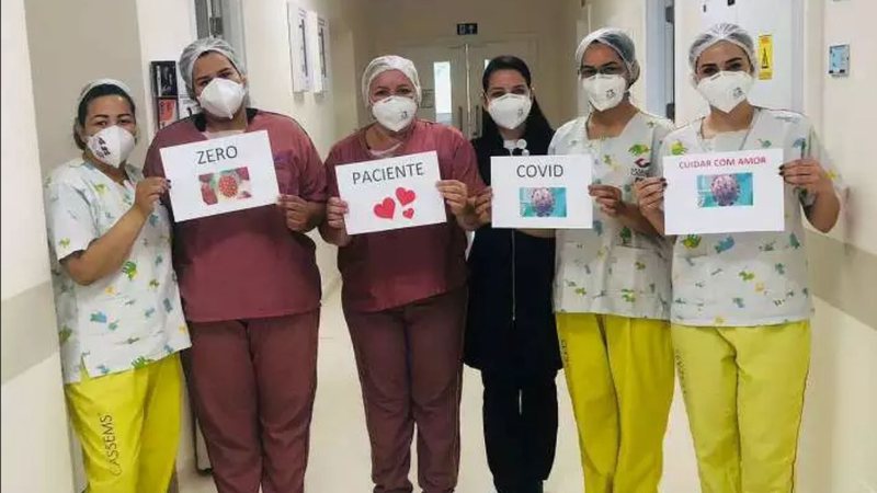 Fotografia de funcionários do local segurando placas que anunciam a notícia - Divulgação / Hospital Cassems