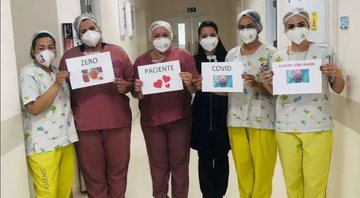 Fotografia de funcionários do local segurando placas que anunciam a notícia - Divulgação / Hospital Cassems