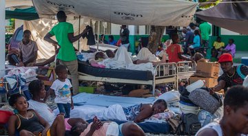 Imagem meramente ilustrativa de pacientes fora de um hospital no Haiti, em agosto deste ano após terremoto - Getty Images