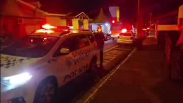 Policial ao redor de hospital atacado - Divulgação / Redes sociais