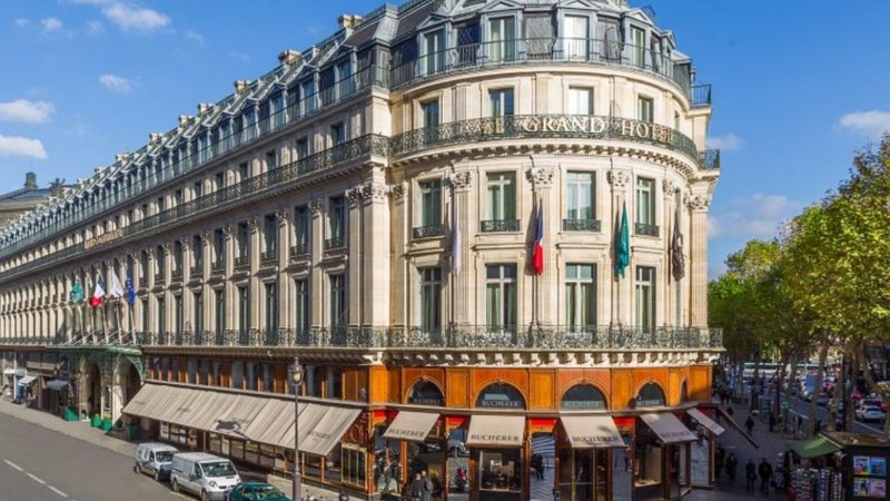 Fotografia da fachada do hotel parisiense