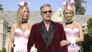 Hugh Hefner, empresário, fundador e editor-chefe da Playboy, entre duas 'coelhinhas' - Getty Images