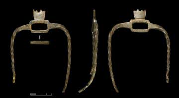 Objeto de bronze encontrado junto aos ossos humanos usados para o estudo - Divulgação/Wiltshire Museum
