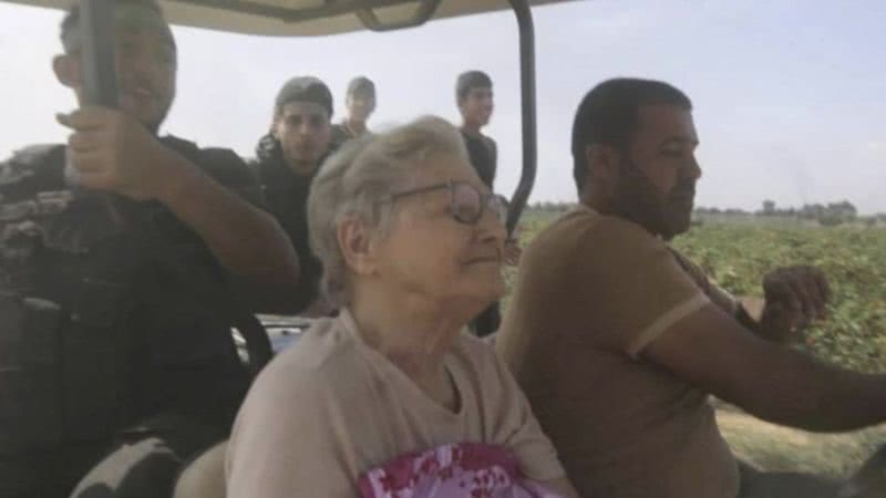 Idosa de 85 anos exibida em vídeo pelo Hamas, após ser sequestrada - Reprodução/X/@James_J_Marlow